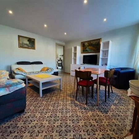 Le Plain Pied Sur Place Le Mele-sur-Sarthe Bagian luar foto