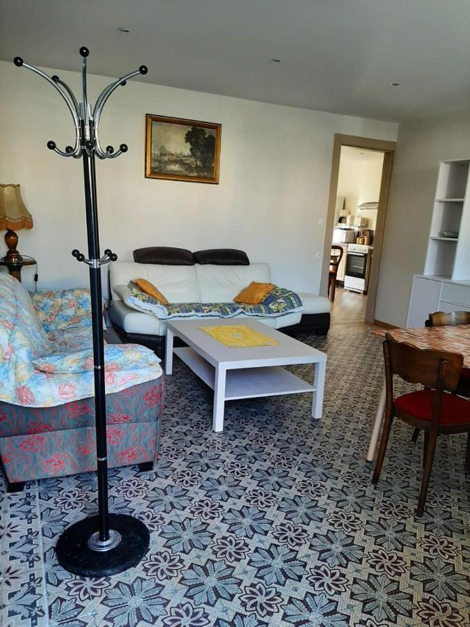 Le Plain Pied Sur Place Le Mele-sur-Sarthe Bagian luar foto