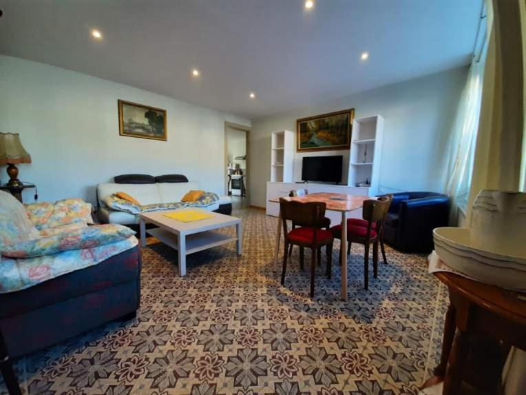 Le Plain Pied Sur Place Le Mele-sur-Sarthe Bagian luar foto