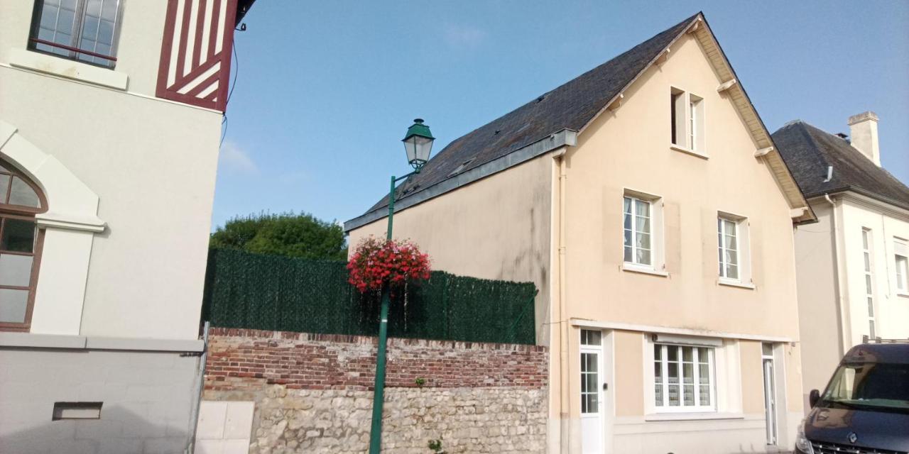 Le Plain Pied Sur Place Le Mele-sur-Sarthe Bagian luar foto