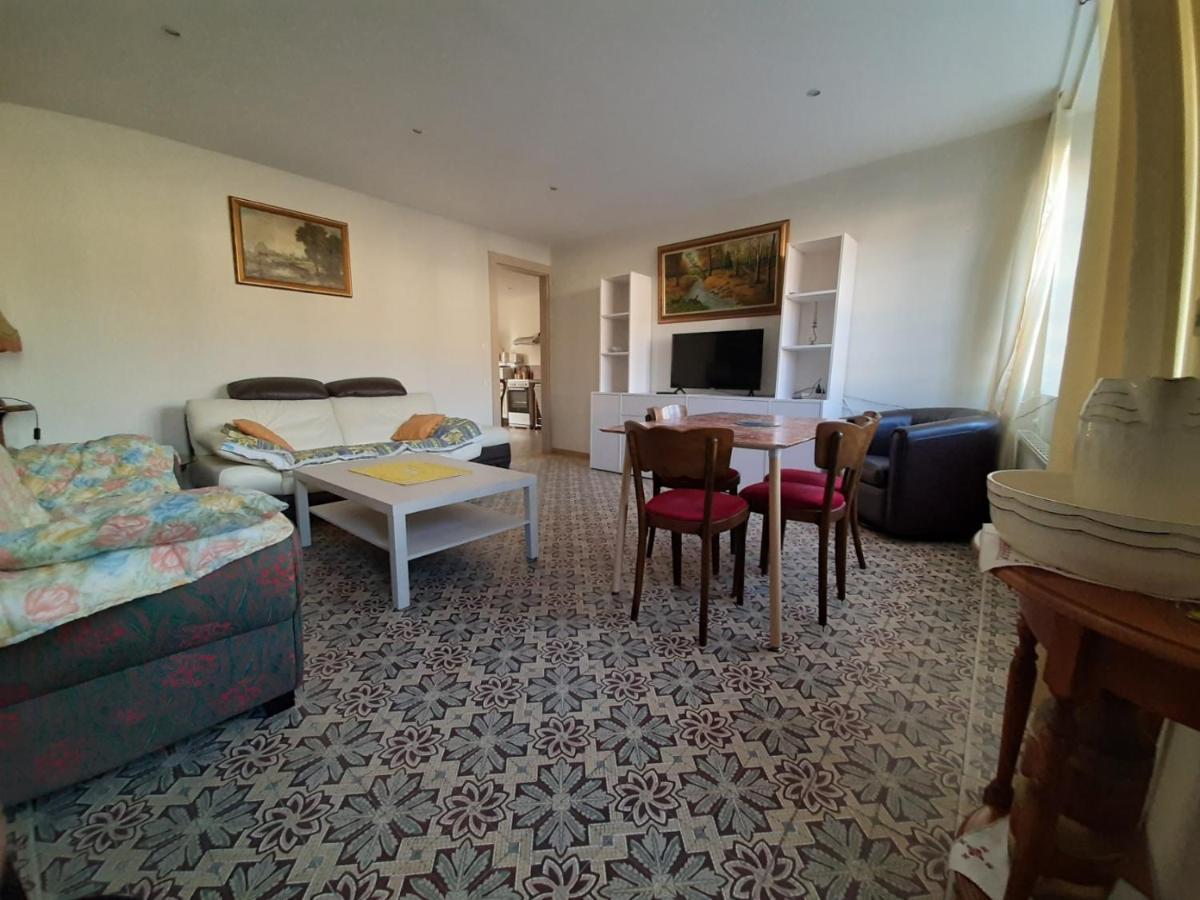 Le Plain Pied Sur Place Le Mele-sur-Sarthe Bagian luar foto